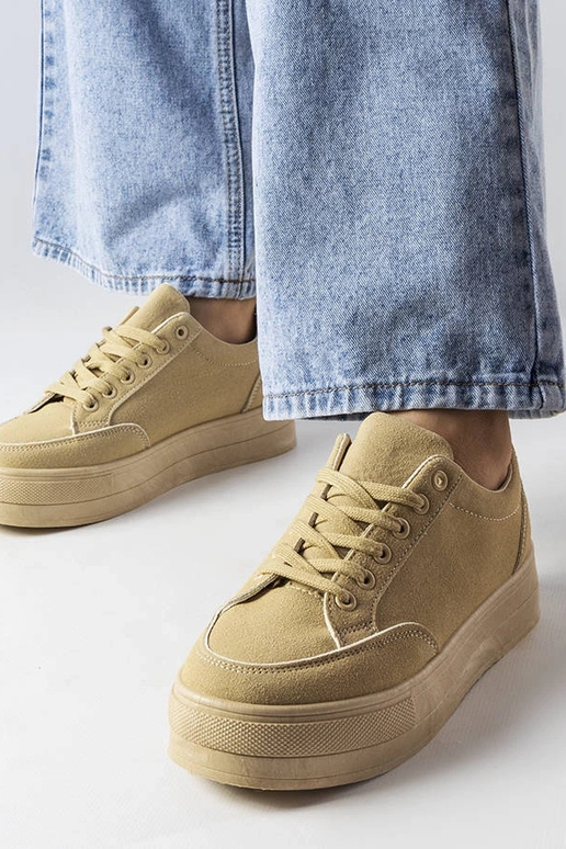 Zandkleurige sportieve schoenen op...