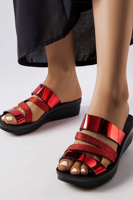 Lolas røde skinnende flip-flops