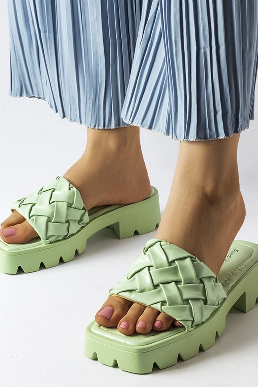 Lora grønne flip-flops med traktorsåler