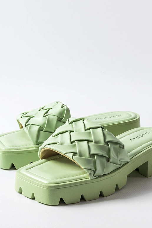 Lora grønne flip-flops med traktorsåler