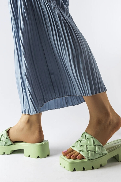 Lora grønne flip-flops med traktorsåler