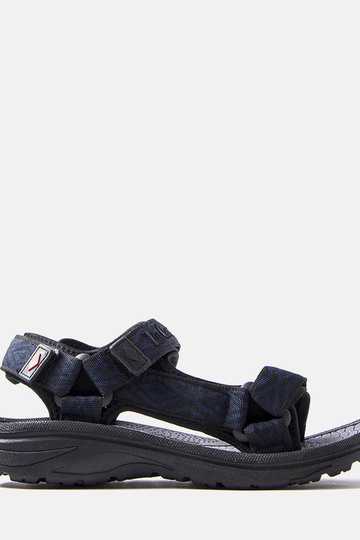 Sorte sportssandaler...