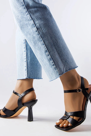 Sorte højhælede sandaler... 2