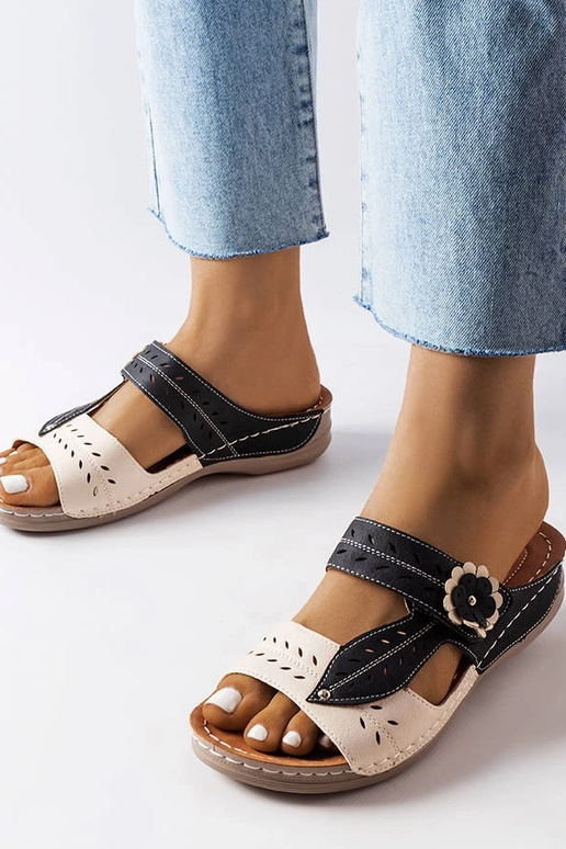 Sorte flip-flops med en lav kile Jolanta