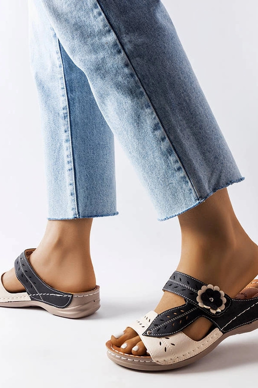 Sorte flip-flops med en lav kile Jolanta