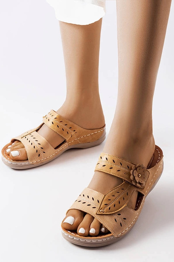 Beige flip-flops på en lav kile Jolanta