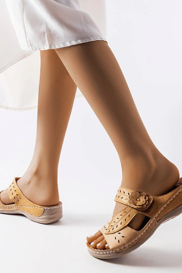 Beige flip-flops på en lav kile Jolanta 2