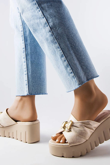 Laura guld sandaler til... 2