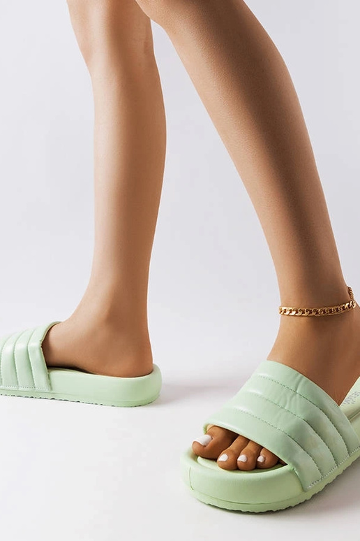 Grønne flip-flops dekoreret med...