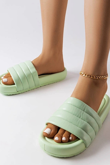 Grønne flip-flops dekoreret med Dorene quiltning 2