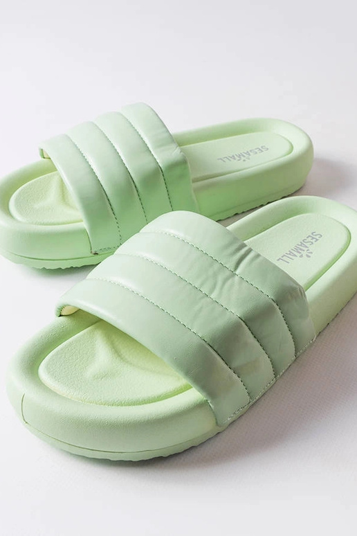 Grønne flip-flops dekoreret med...