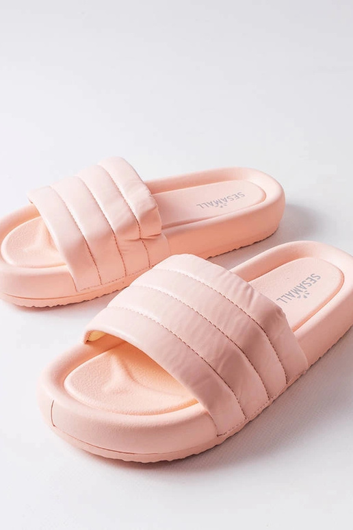 Pink flip-flops dekoreret med Dorene...