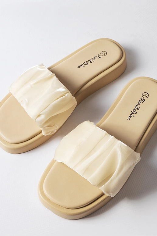 Beige rutsjebaner dekoreret med...