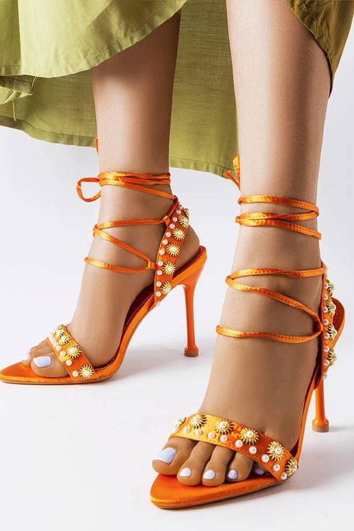 Orange sandaler dekoreret med perler...