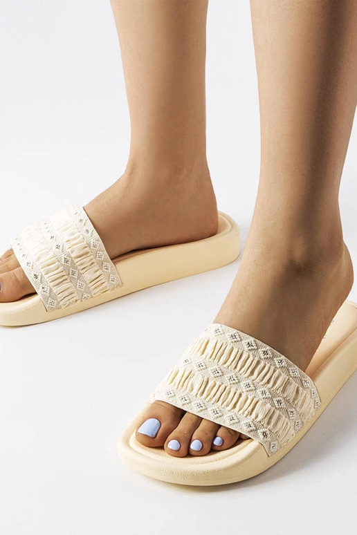Beige flip-flops dekoreret med...