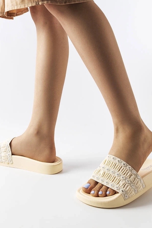 Beige flip-flops dekoreret med...