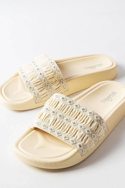 Beige flip-flops dekoreret med...