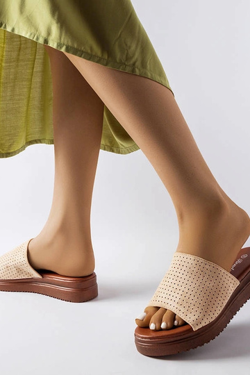 Zandkleurige slippers met gehaakte schacht, „Idabel"