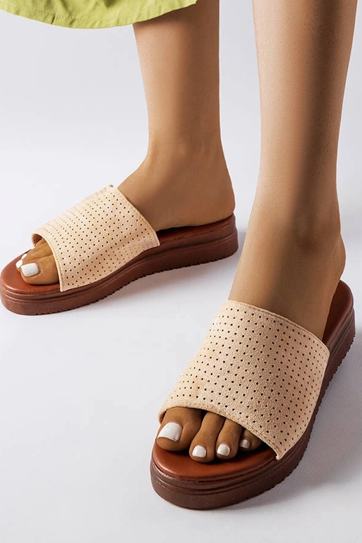 Zandkleurige slippers met gehaakte...