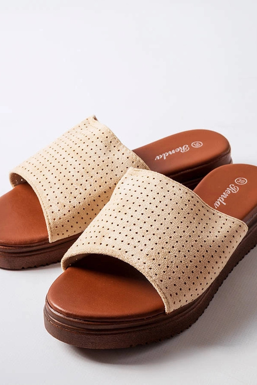 Zandkleurige slippers met gehaakte...