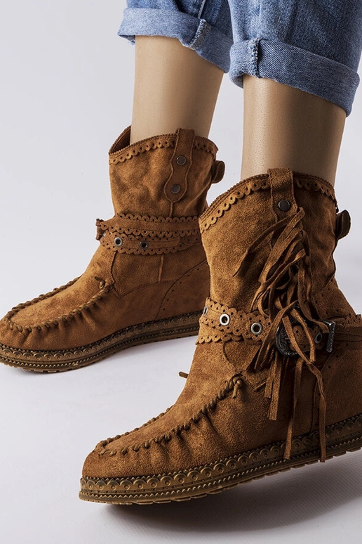 Rode laarzen op een platform, „Teodata"