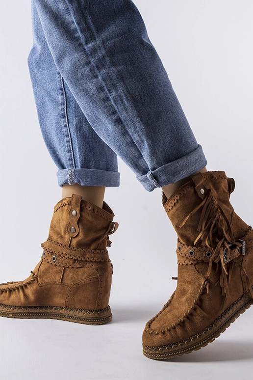 Rode laarzen op een platform, „Teodata"