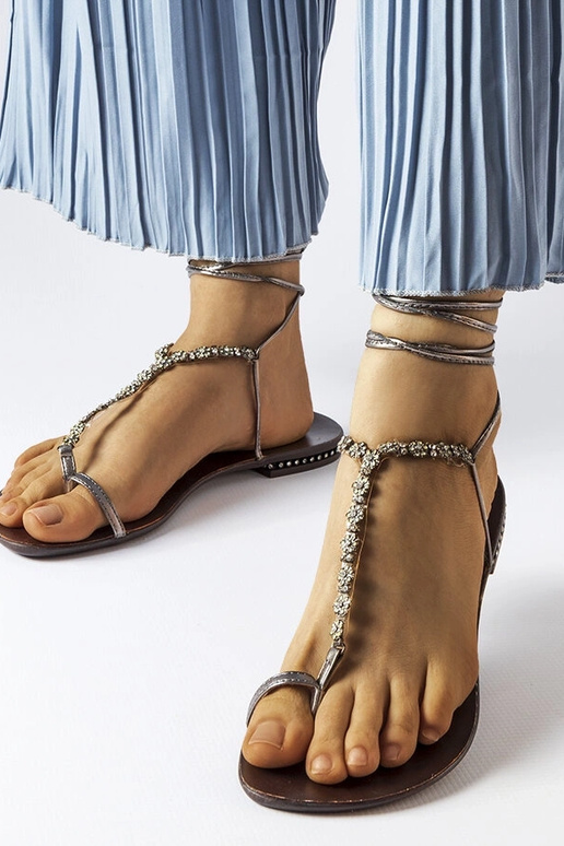 Mørkegrå sandaler med zirkoner fra...