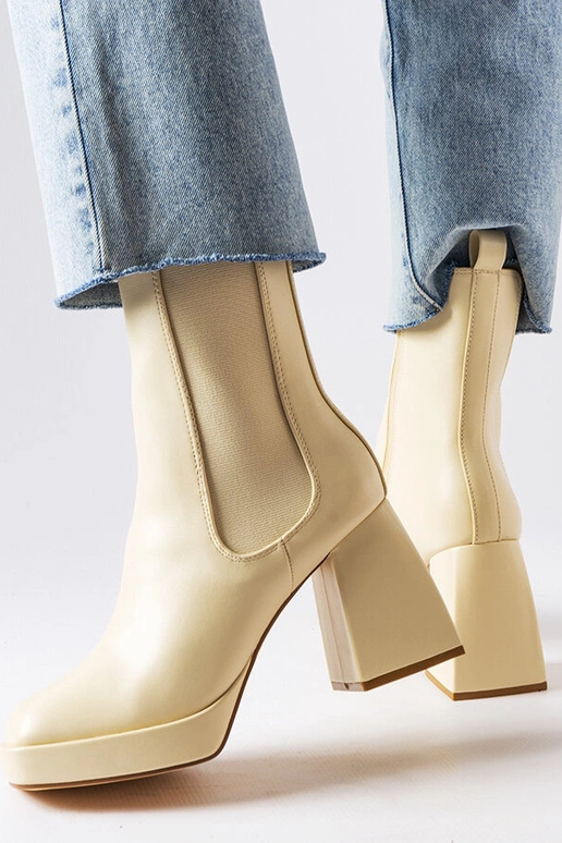 Zandkleurige laarzen op een stevige...