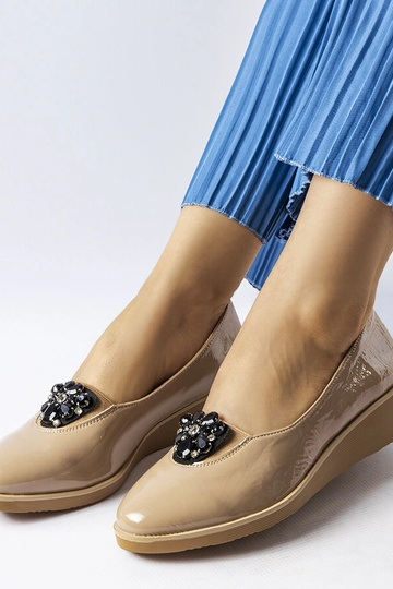 Beige patentballetlejligheder med Mellori-dekoration