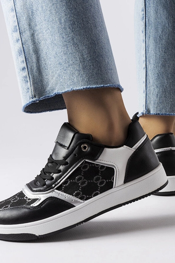 Sorte sneakers dekoreret...