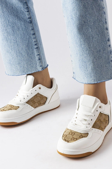 Hvide sneakers dekoreret med Isidoras monogram