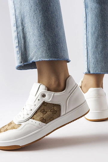 Hvide sneakers dekoreret med Isidoras monogram 2