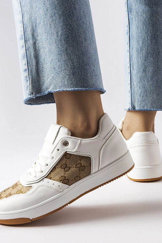 Hvide sneakers dekoreret med Isidoras...