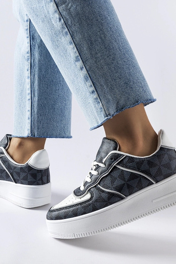 Sorte sneakers dekoreret...