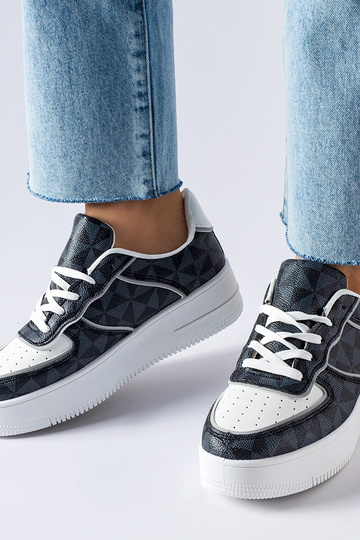 Sorte sneakers dekoreret... 2