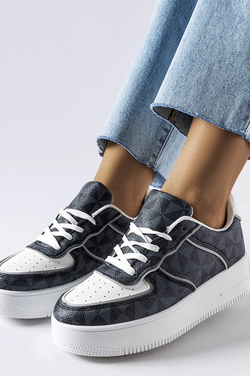 Sorte sneakers dekoreret med...