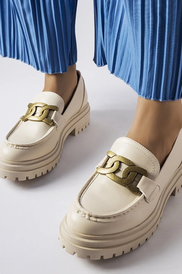 Beige loafers dekoreret med et Schlanders-spænde