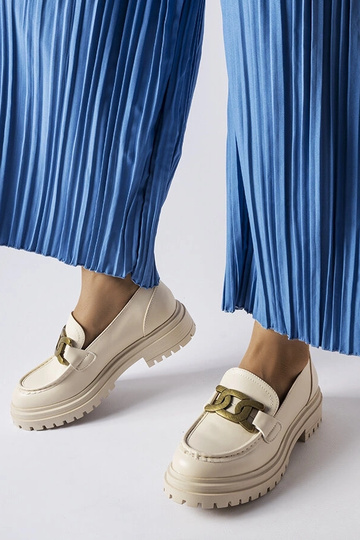 Beige loafers dekoreret med et Schlanders-spænde 2