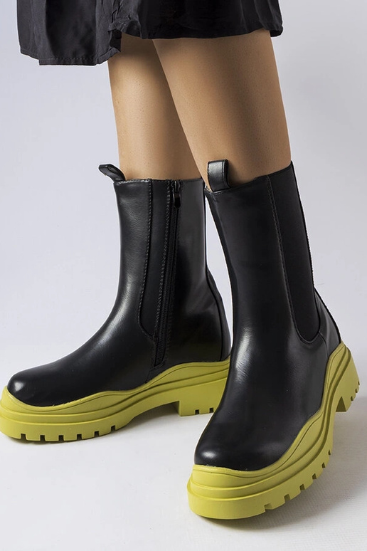 Sorte ankelstøvler med en farverig... Sorte ankelstøvler med en farverig...