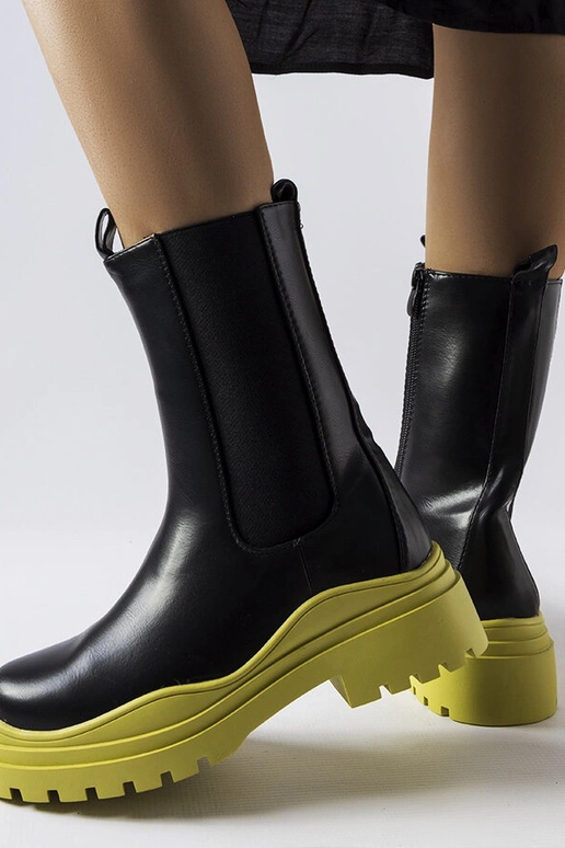 Sorte ankelstøvler med en farverig... Sorte ankelstøvler med en farverig...