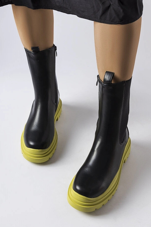 Sorte ankelstøvler med en farverig... Sorte ankelstøvler med en farverig...