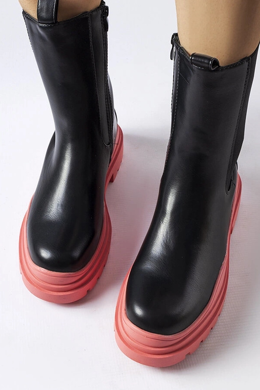 Sorte ankelstøvler med en farverig... Sorte ankelstøvler med en farverig...