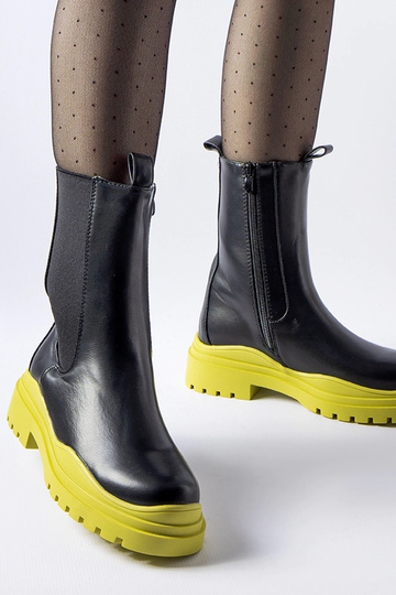 Sorte ankelstøvler med en...