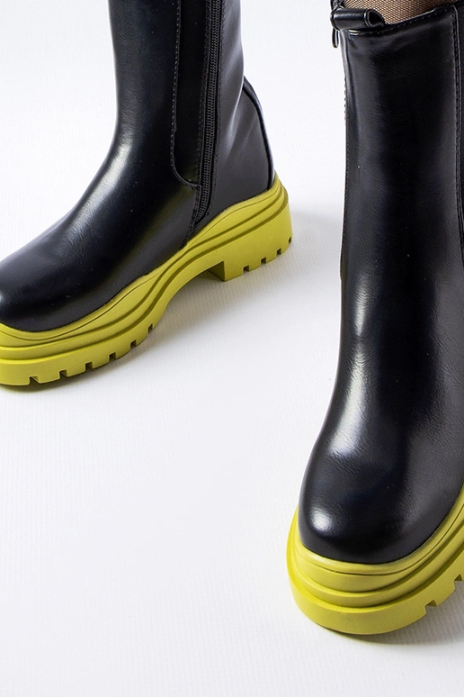 Sorte ankelstøvler med en farverig...