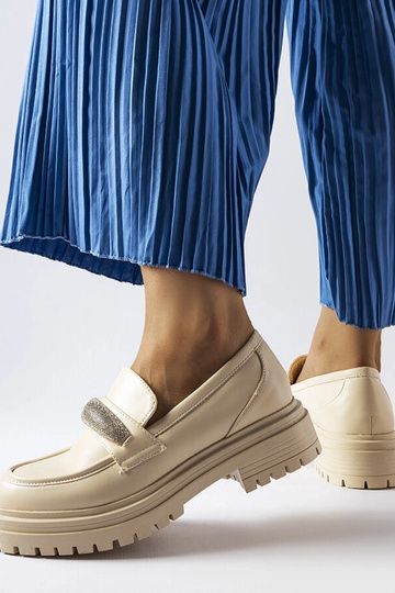 Beige loafers med zirkoner...