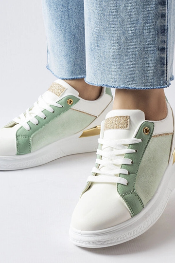 Hvide og grønne sko med...