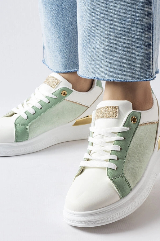 Hvide og grønne sko med guld accent...