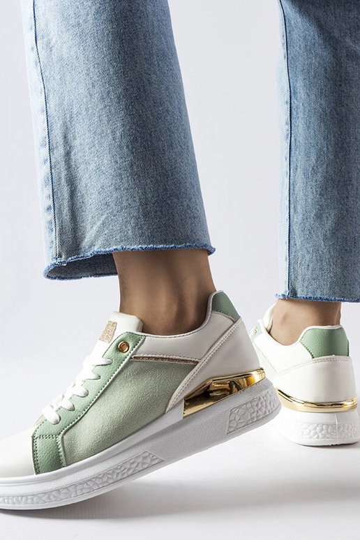 Hvide og grønne sko med guld accent...