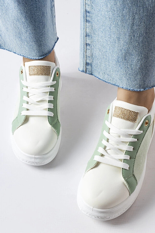 Hvide og grønne sko med guld accent...