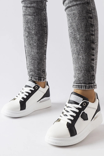 Sorte og hvide sneakers med sølv accent Via